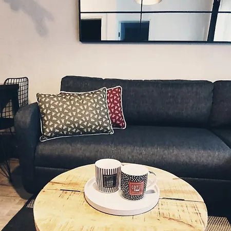 Forest Side Apartment *